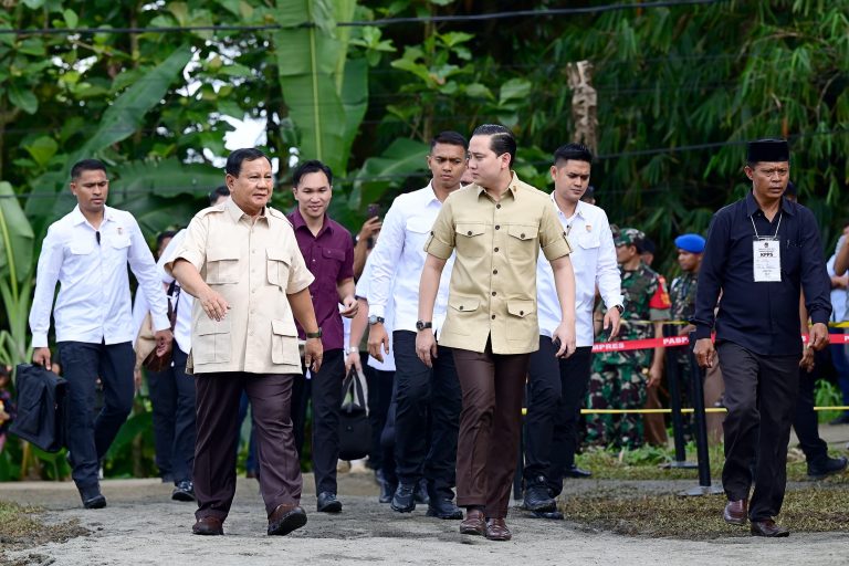 Presiden Prabowo Subianto saat berjalan menuju TPS untuk mencoblos. (Foto/Setpres)