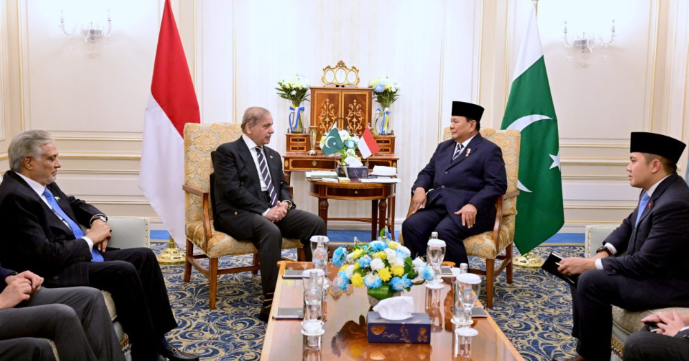 Presiden Prabowo Subianto melakukan pertemuan bilateral dengan PM Pakistan Shehbaz Sharif di Hotel St Regis New Capital, Kairo, Mesir,  Rabu (18/12/2024). (Foto/BPMI Setpres)