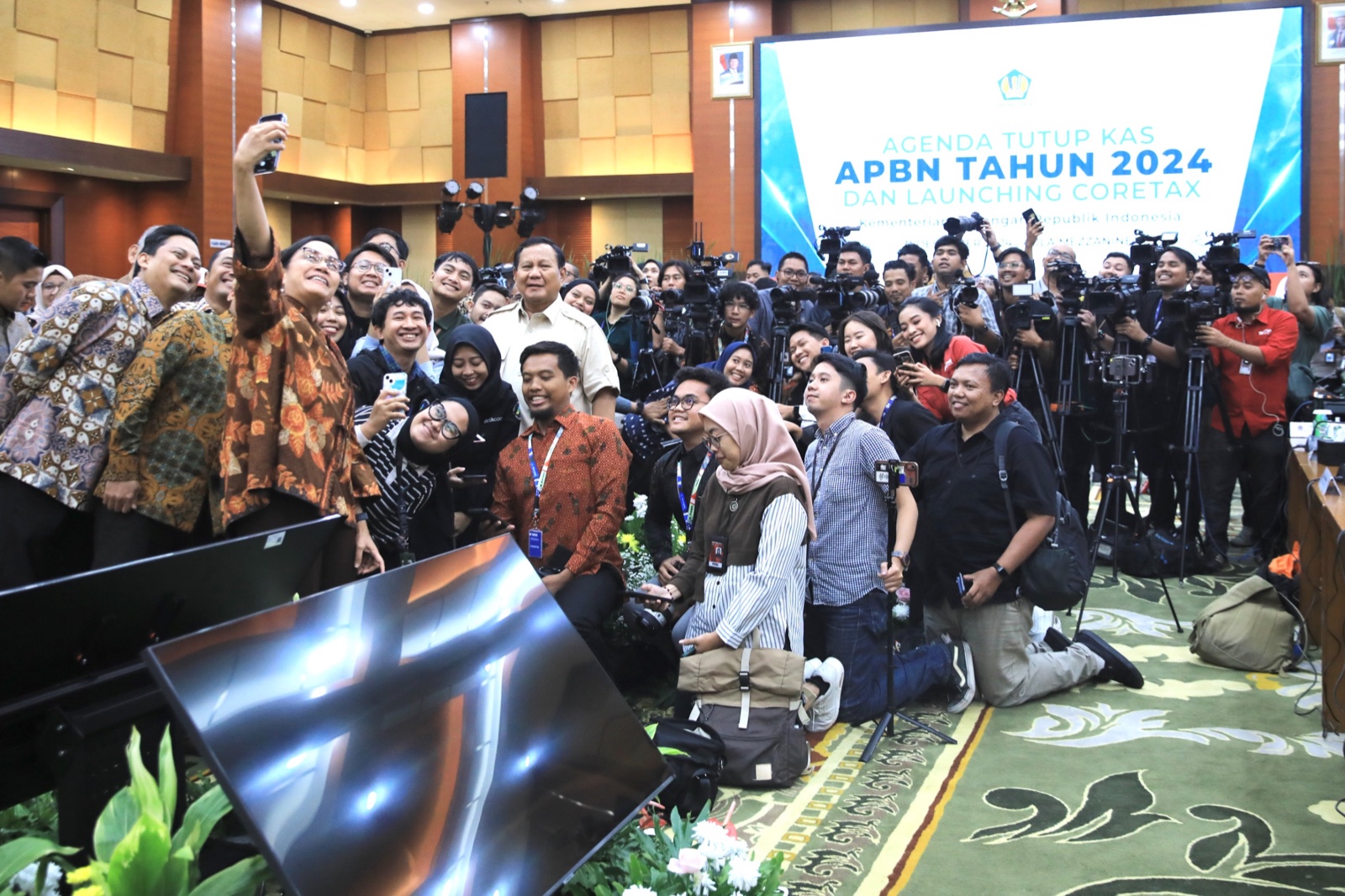 Presiden Prabowo Subianto foto bersama wartawan usai konferensi pers Agenda Tutup Kas APBN Tahun 2024. (Foto/Tim Prabowo).