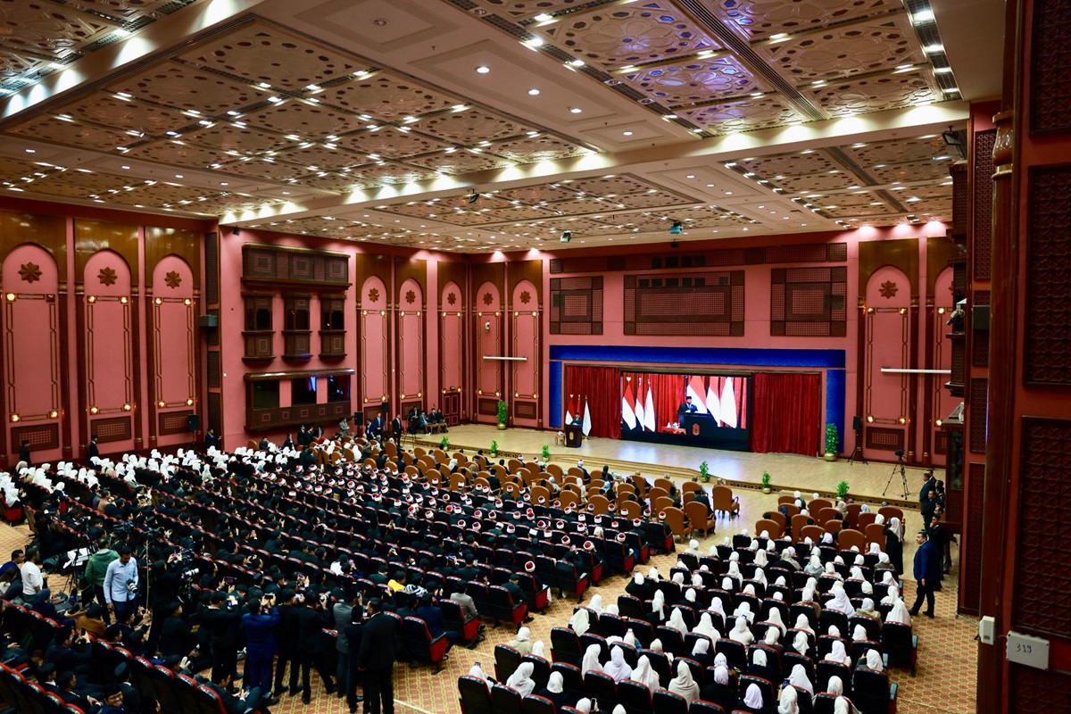 Presiden Prabowo saat menengok dan memberikan sambutan di acara pertemuan dengan para mahasiswa Indonesia di Al Azhar Kairo. (Foto/Tim Prabowo).