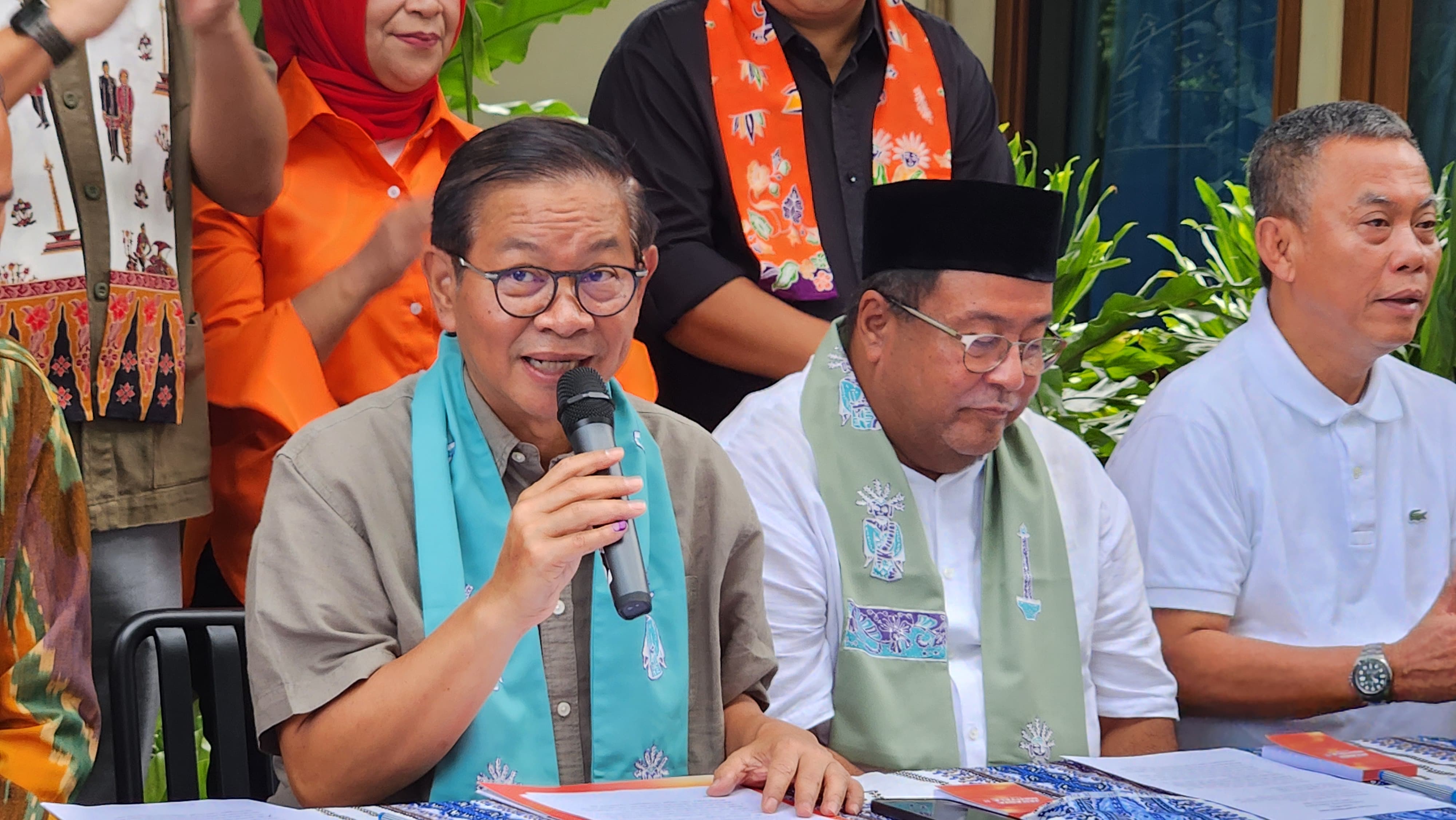 Calon gubernur Jakarta Pramono Anung (kanan) dan calon wakil gubernur Jakarta Rano Karno. (BeritaNasional/Panji).