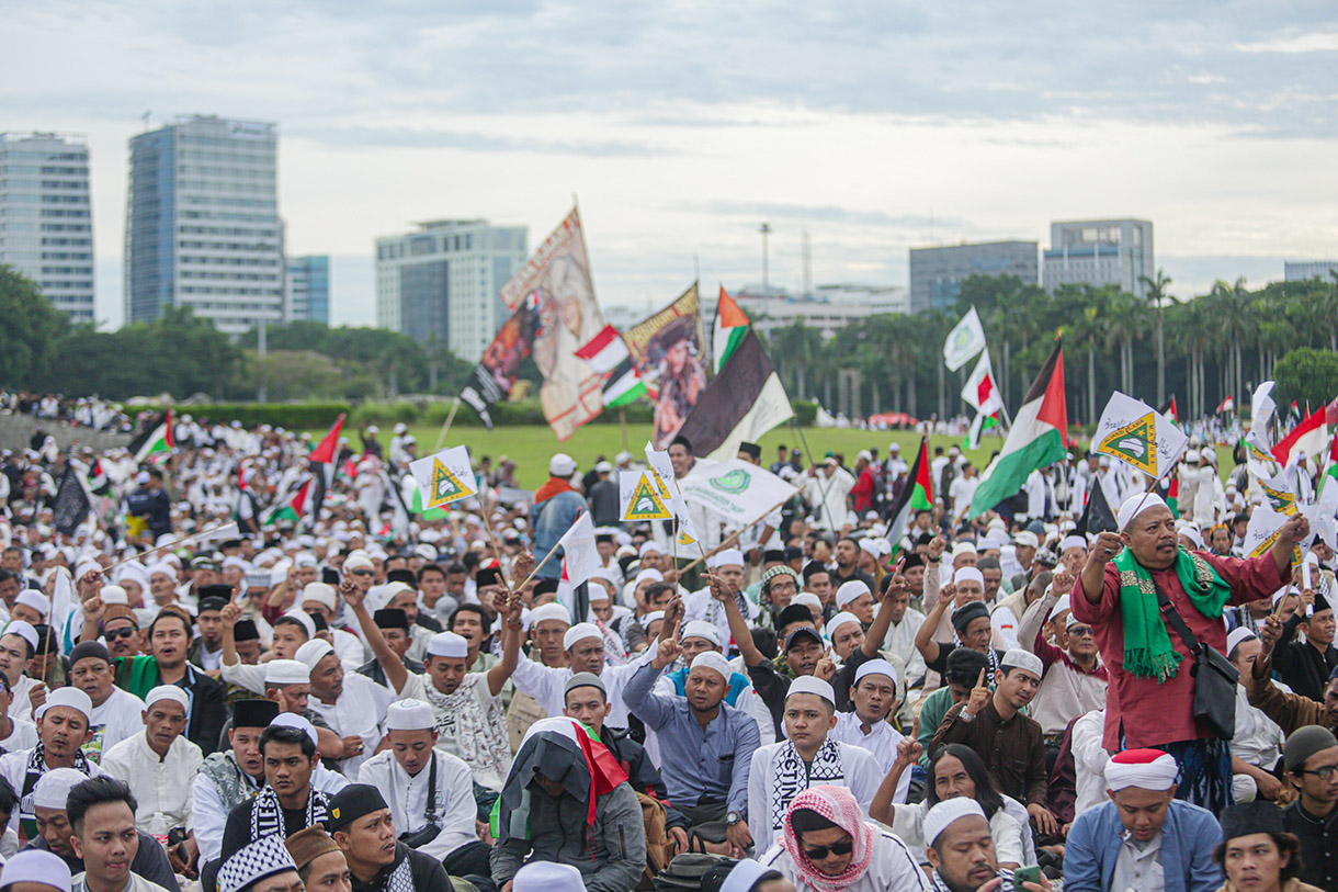 Massa aksi melakukan takbir saat mengikuti reuni 212 di Silang Monas, Jakarta, Senin (2/12/2024). (BeritaNasional.com/Oke Atmaja)