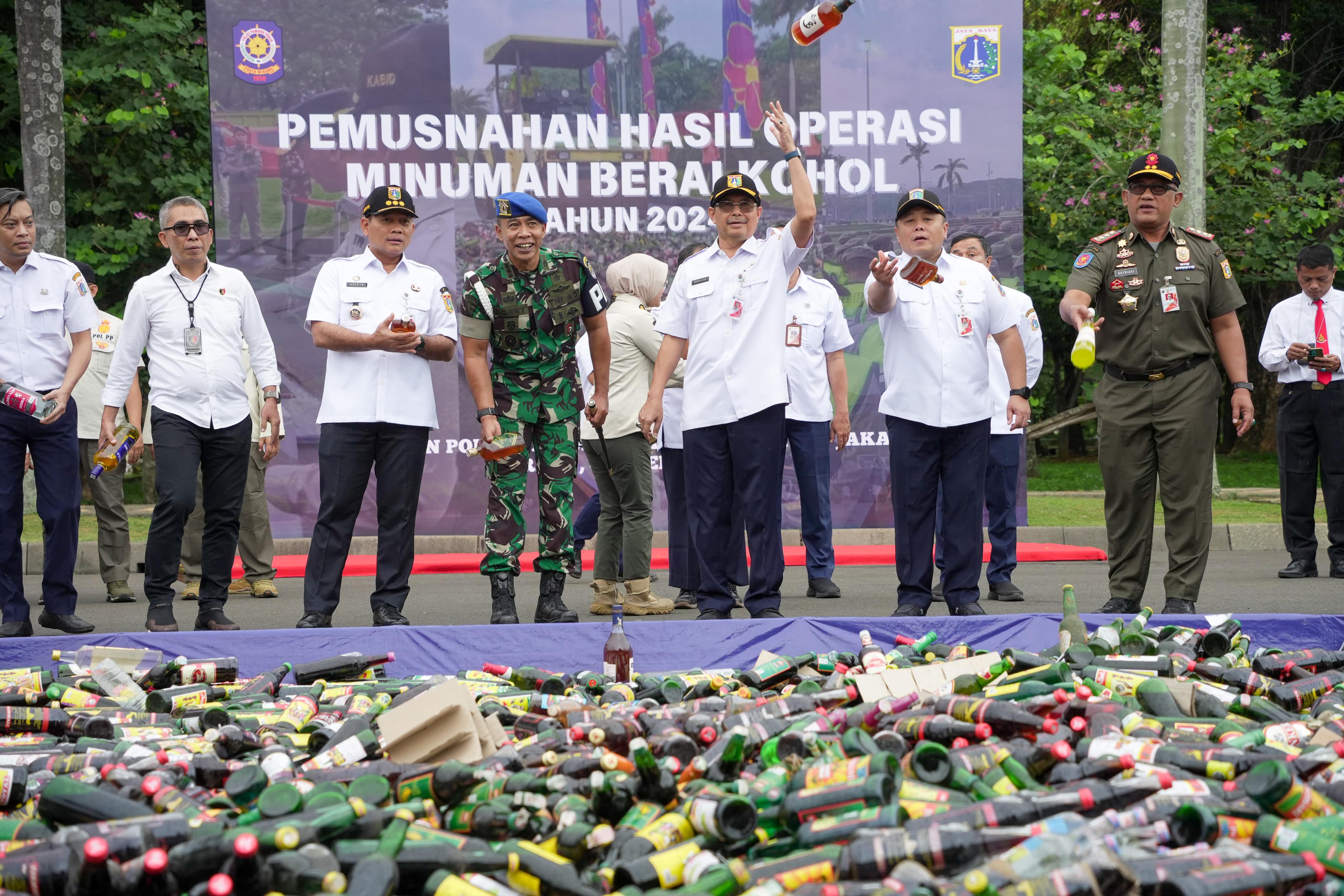 Ribuan Miras Ilegal Dimusnahkan Pemprov DKI. (Foto/Pemprov DKI).