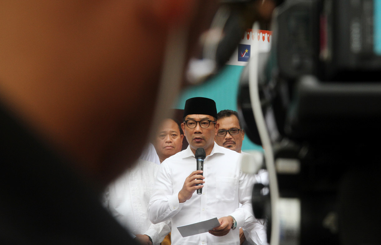 Ridwan Kamil-Suswono (RIDO) bersama tim pemenangan memberikan keterangan pers. (BeritaNasional/Oke Atmaja)