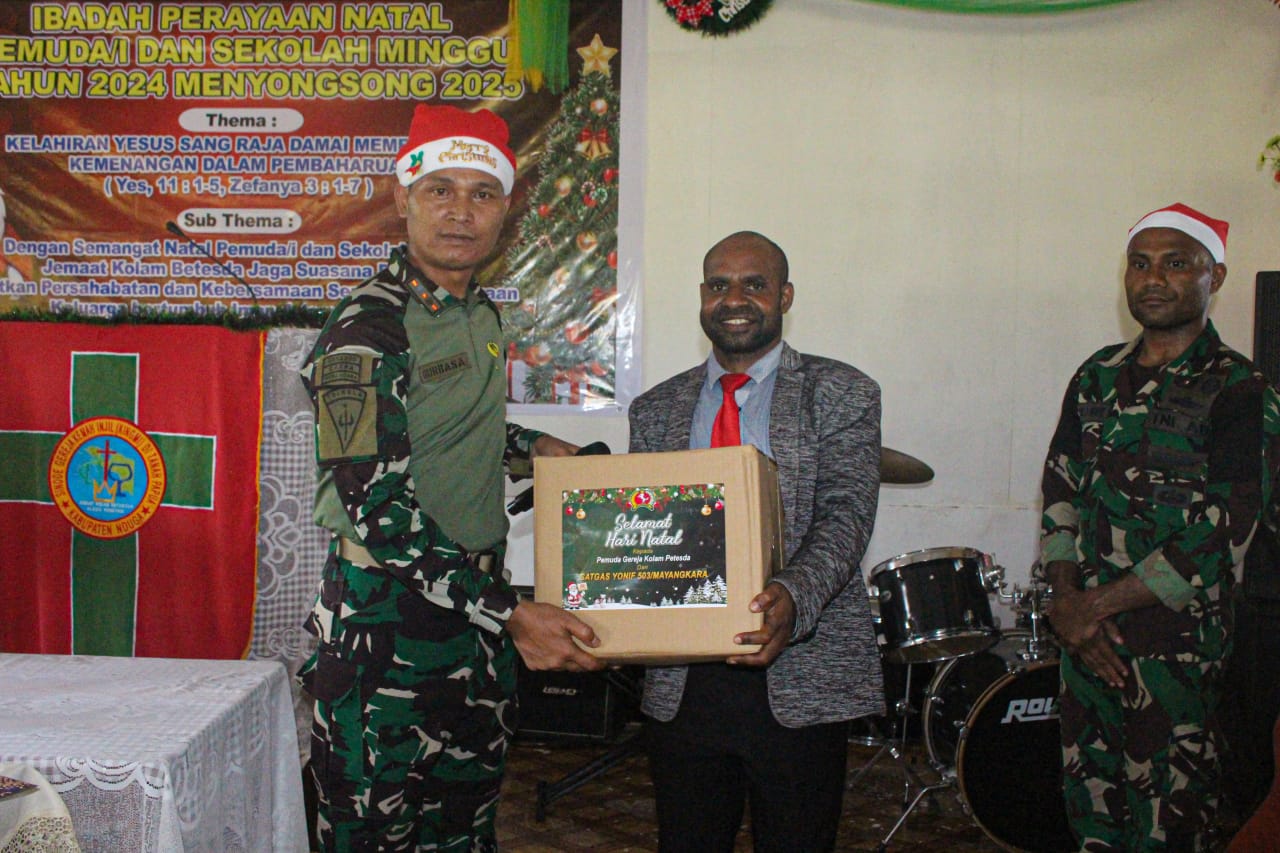 Satgas Yonif Para Raider 503/Mayangkara Kostrad membagikan Paket Sembako ke warga Kenyam dalam rangka menyambut Hari Raya Natal. (BeritaNasional/Elvis Sendouw/HO Puspen TNI AD)