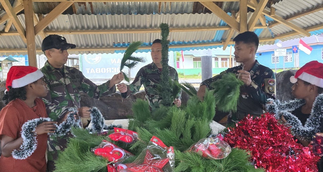 Menyambut Hari Natal 2024 Satgas Habema menghias pohon natal bersama anak-anak Papua. (BeritaNasional/Elvis Senduw/HO Puspen TNI AD)