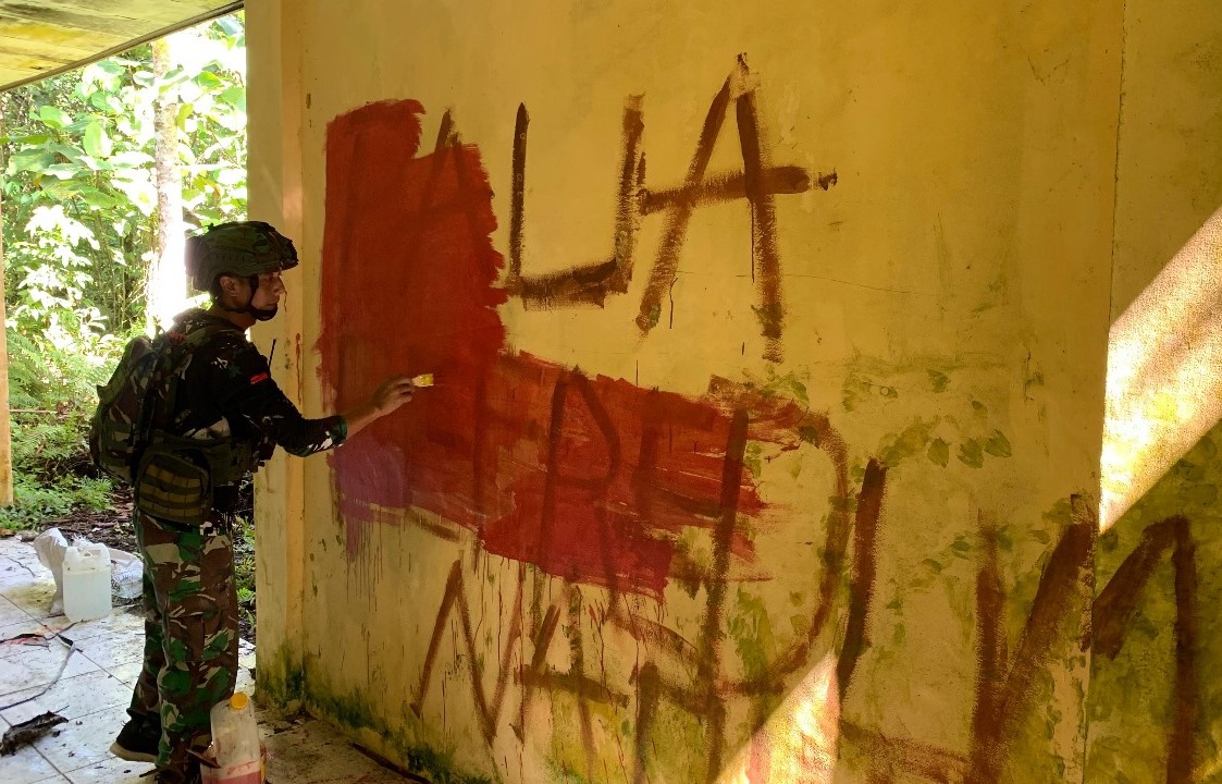 Satgas Habema melakukan pengecatan tembok bangunan vandalisme di tembok bangunan. (BeritaNasional/Elvis Sendouw/HO Puspen TNI AD)