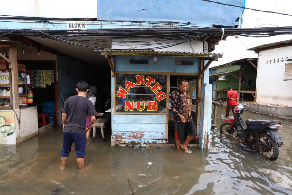 Banjir di sebuah wilayah di Muara Angke. (BeritaNasional/Oke Atmaja).