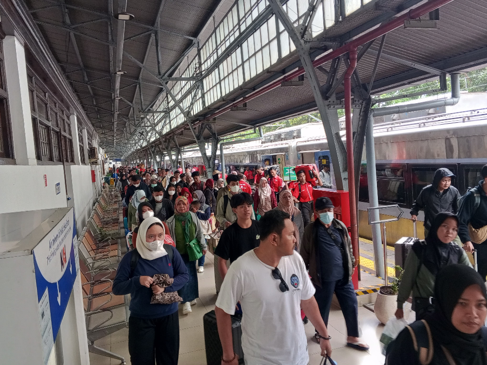 Penumpang yang hendak mudik memadati stasiun. (BeritaNasional/Bachtiarudin Alam)