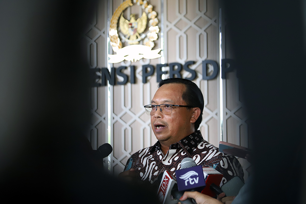 Ketua DPP Partai Demokrat Herman Khaeron saat memberikan keterangan di Kompleks Parlemen, Jakarta. (BeritaNasional/Elvis Sendouw)