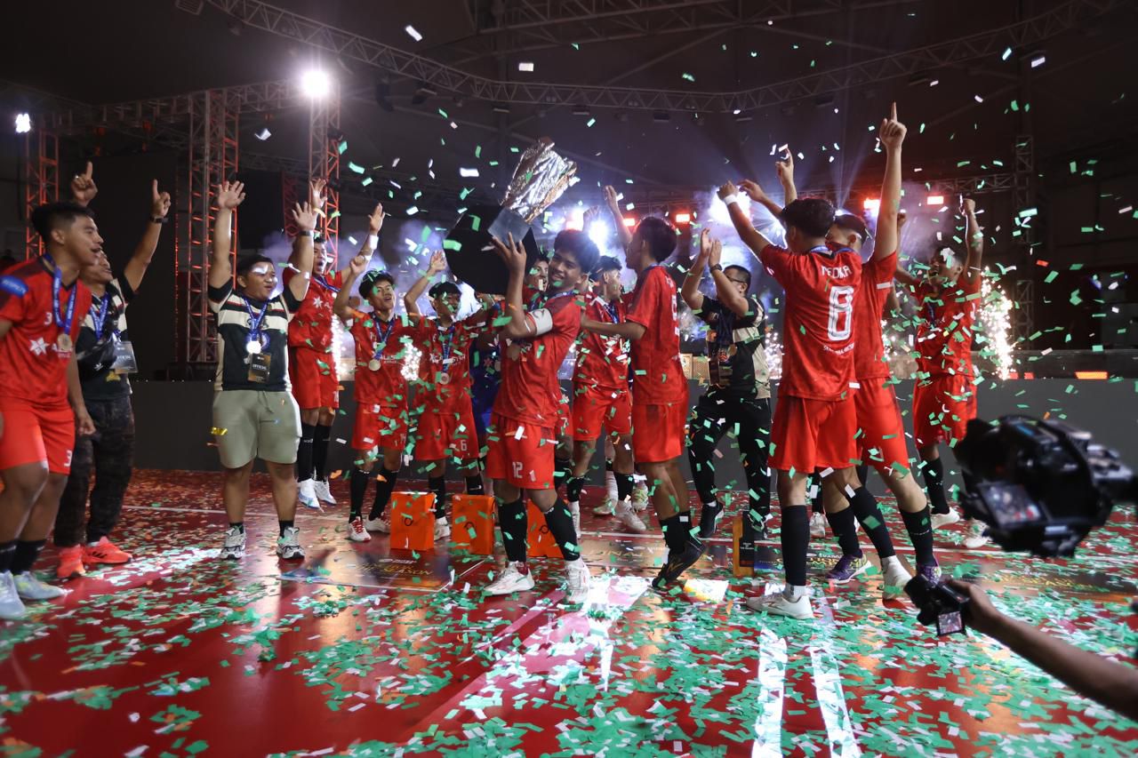 SMK Medika Samarinda merayakan kemenangan Grand National Championship Futsal Series 2024. (BeritaNasional/Elvis Sendouw/ist)