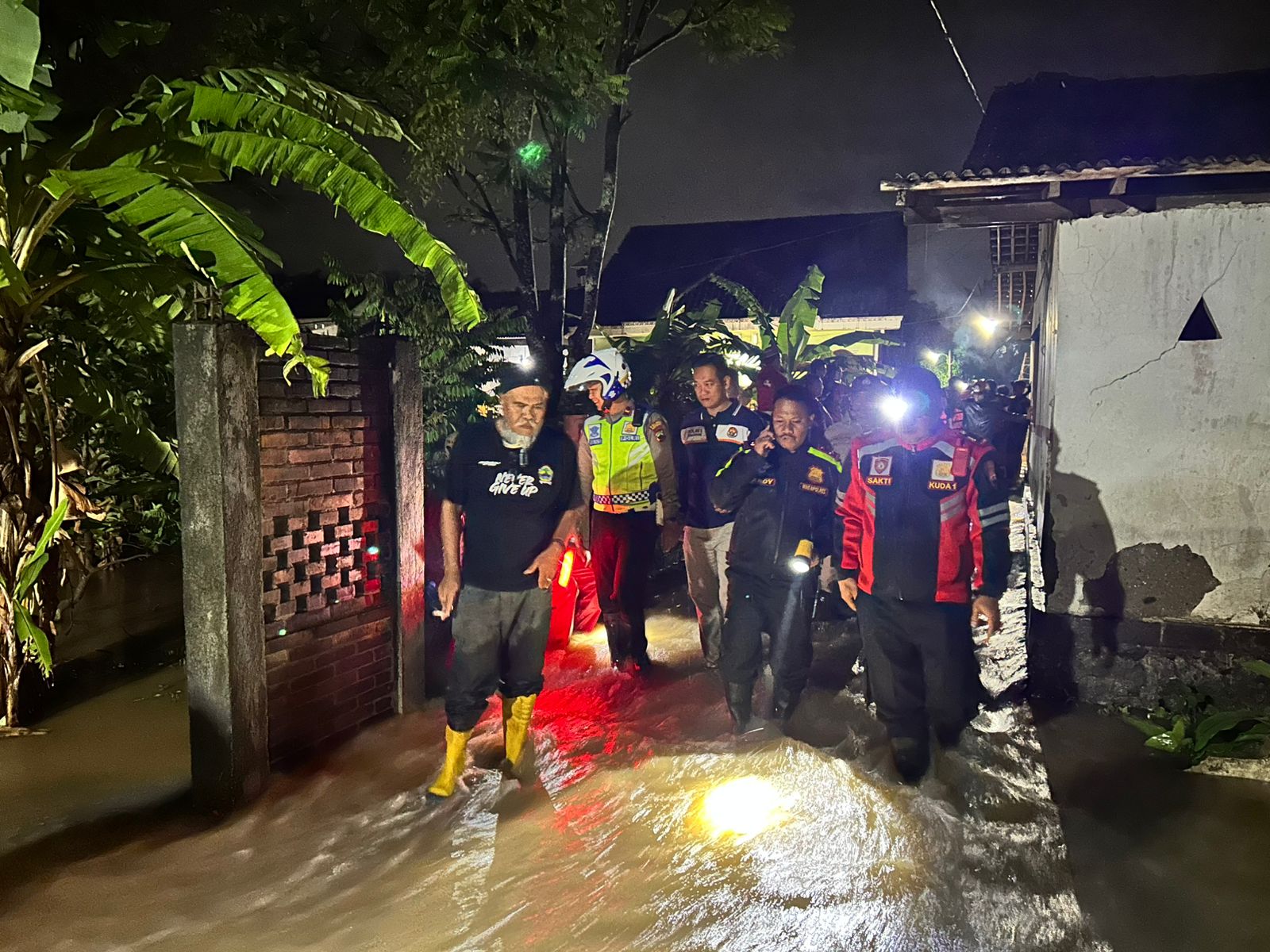 Para stakeholder mulai BPBD hingga pihak kepolisian meninjau banjir bandang di Kabupaten Semarang. (Foto/BPBD Kabupaten Semarang)