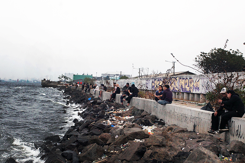 Warga bersantai di area tanggul Jakarta. (BeritaNasional/Elvis Sendouw)