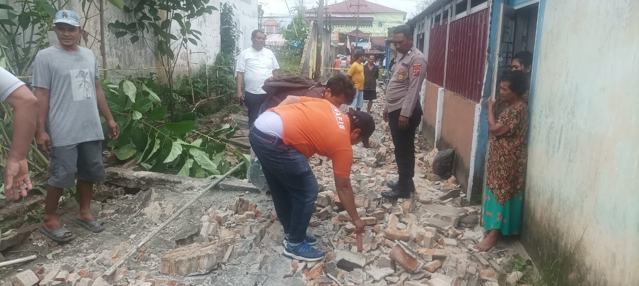 Tembok SPBU di Deli Serdang Roboh Akibatkan 2 Orang Meninggal Dunia. (Foto/Erlangga).