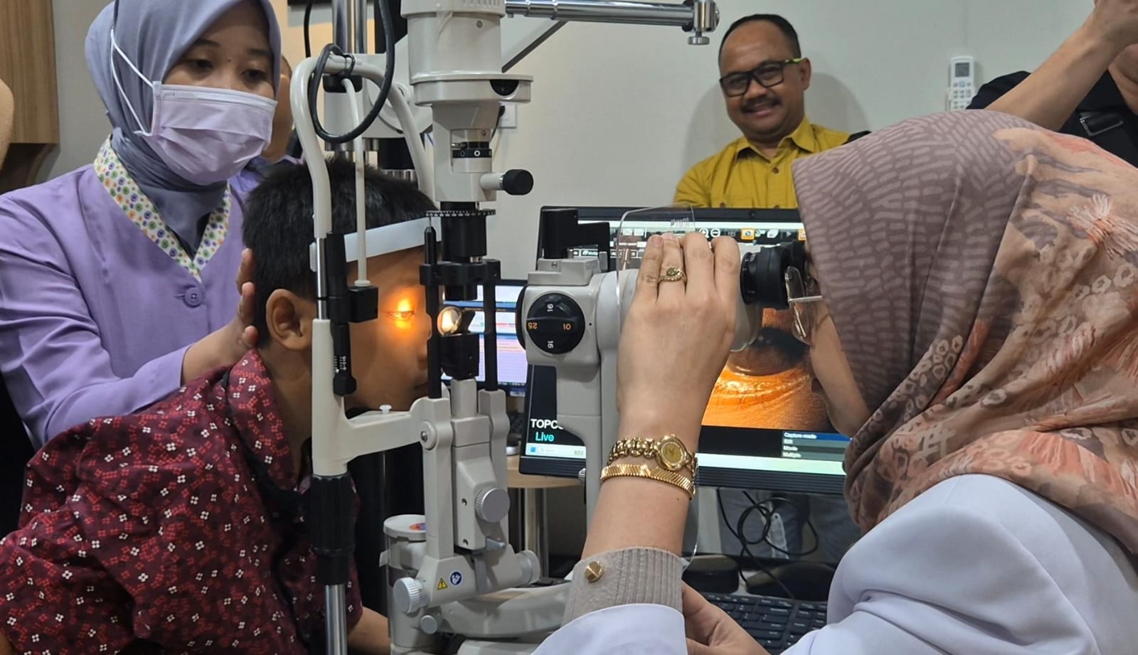 Ahmad Muhajir (kiri) sedang memeriksakan matanya ke dokter. (Foto/Istimewa)