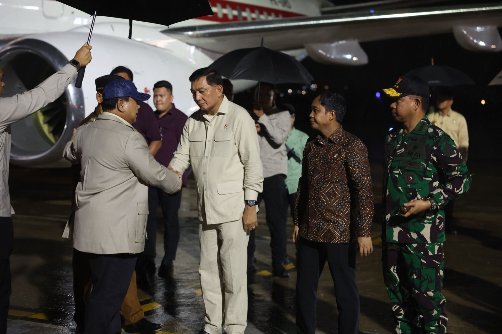 Prabowo Sapa Warga hingga Foto Bareng Ibu-ibu dan Anak saat tiba di Kupang. (Foto/Tim Prabowo)