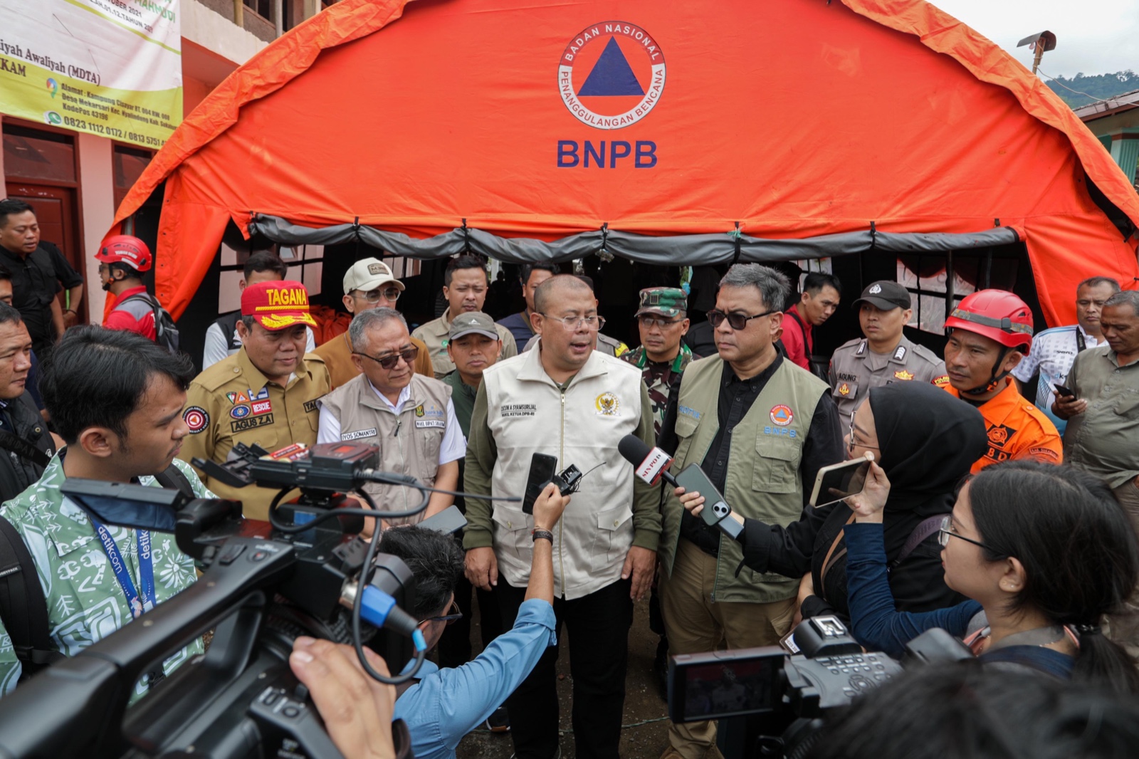 Wakil Ketua DPR RI, Cucun Ahmad Syamsurijal, meninjau langsung lokasi bencana banjir bandang di Desa Mekarsari Kec. Nyalindung Kab. Sukabumi. (Foto/Istimewa).