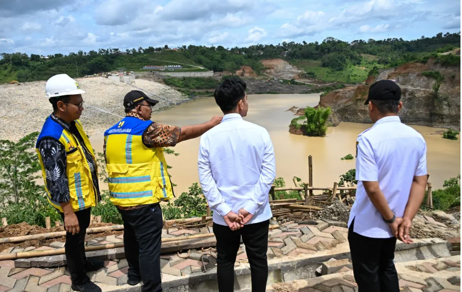 Wapres Gibran Rakabuming Raka meninjau Bendungan Jlantah (dua dari kanan). (Foto/BPMI Setwapres)