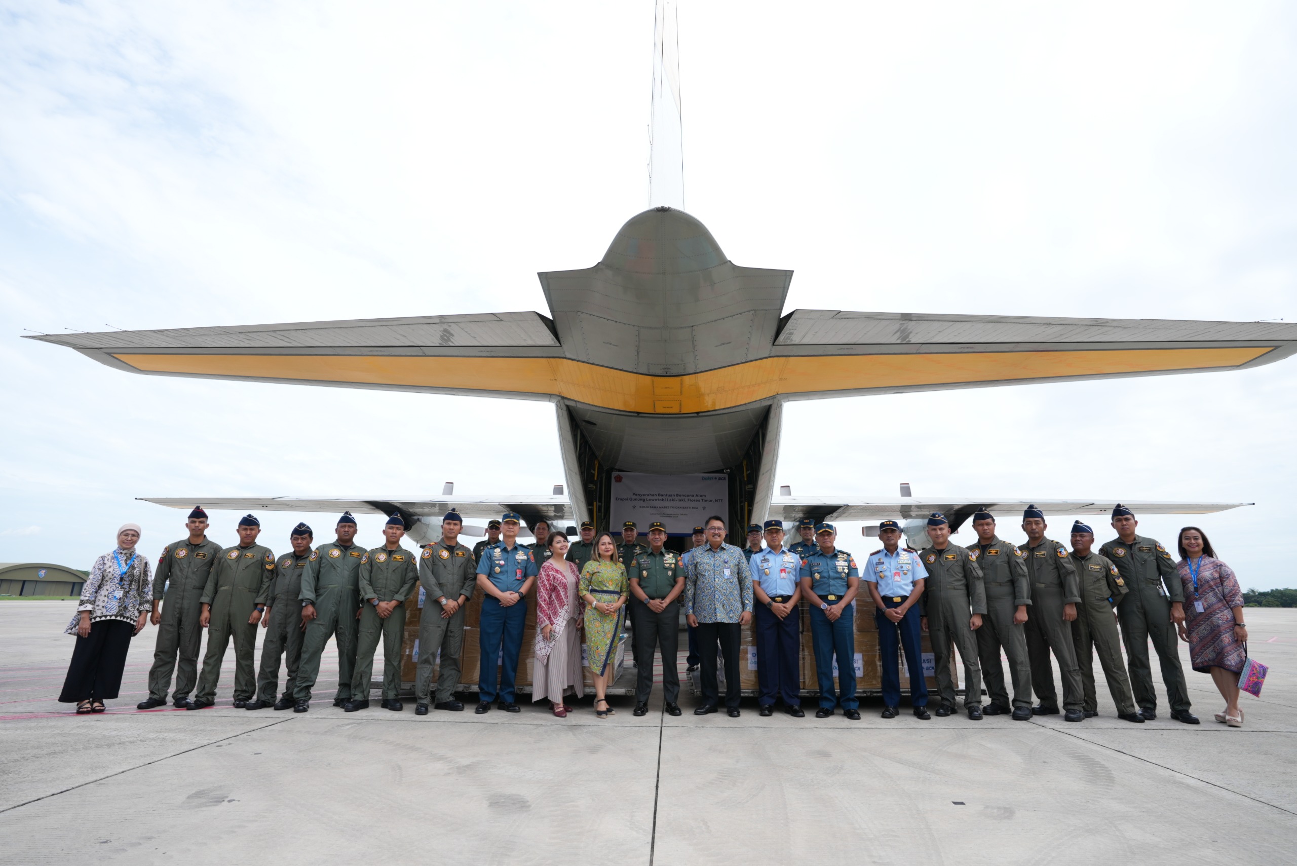 TNI Kerahkan Pesawat TNI AU Kirimkan Bantuan untuk Korban Erupsi Gunung Lewotobi. (Foto/Puspen TNI).