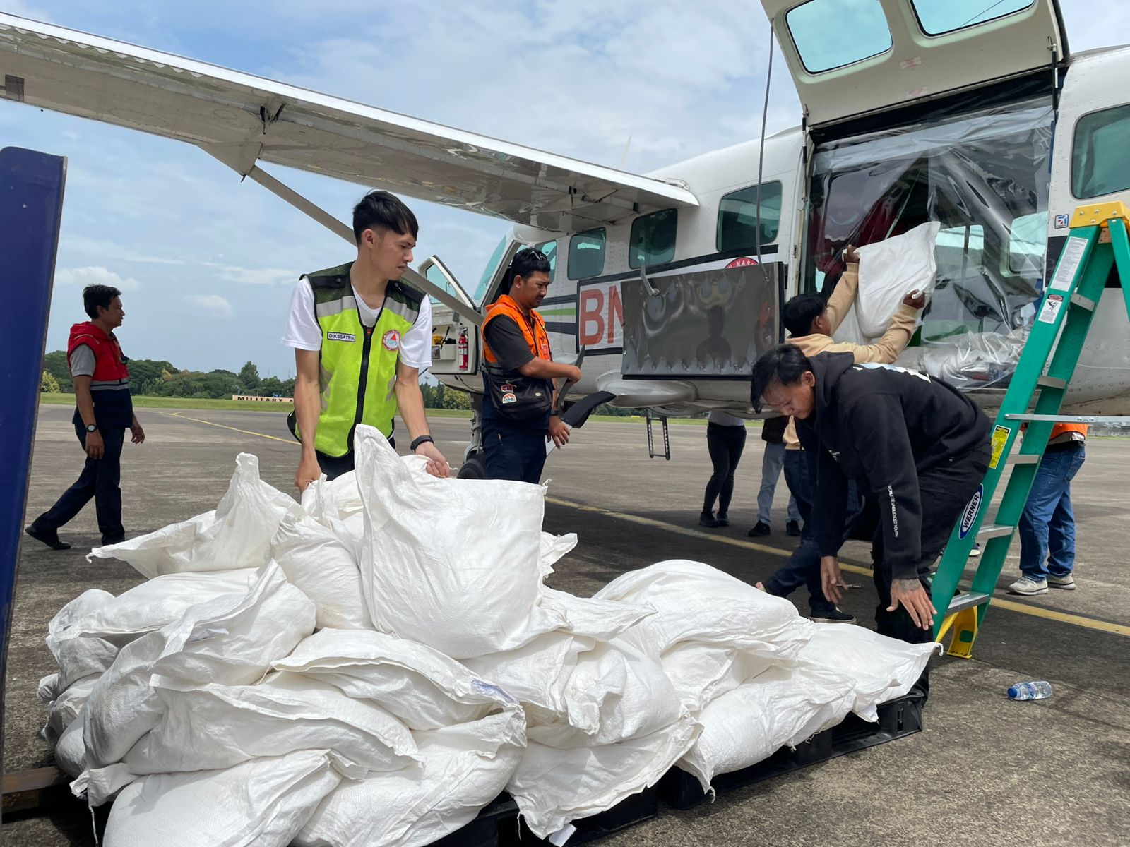 Proses modifikasi cuaca oleh BNPB. (Foto/BNPB).