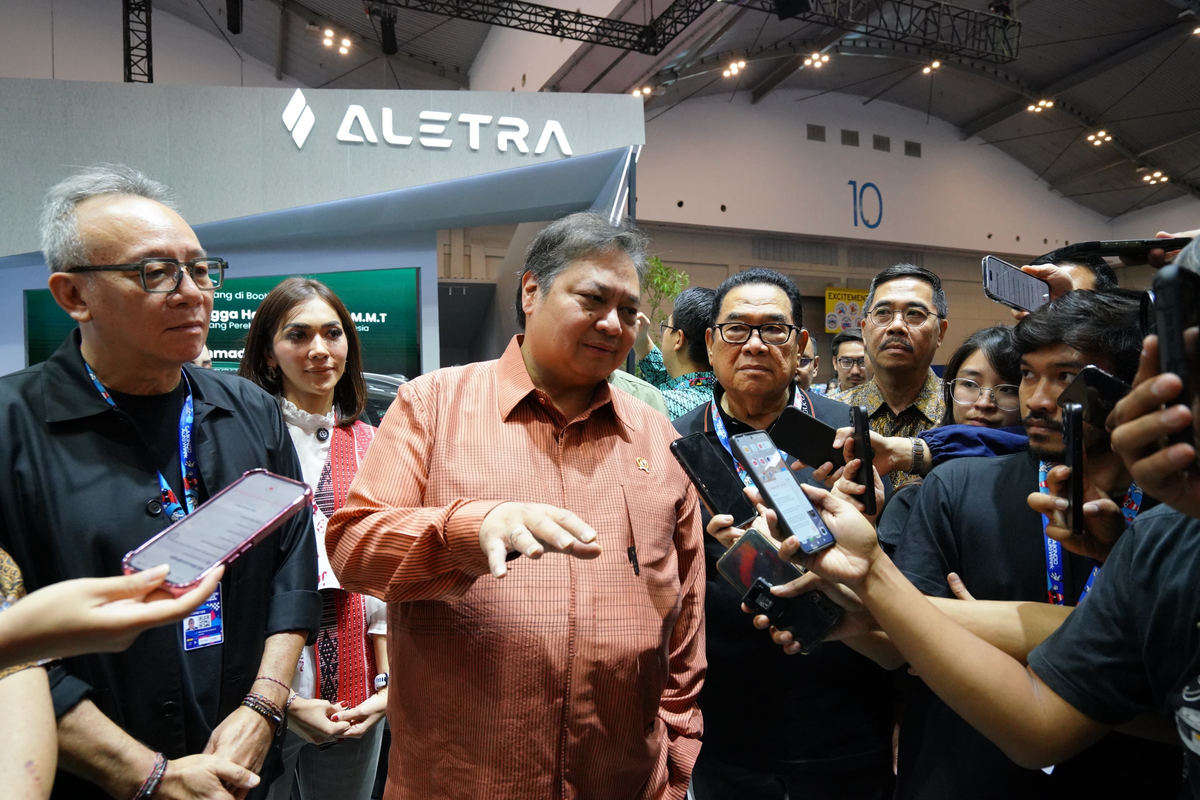 Menko Perekonomian Airlangga Hartarto saat diwawancarai di booth Aletra dalam pameran GJAW 2024. (Foto/Kemenko Perekonomian)