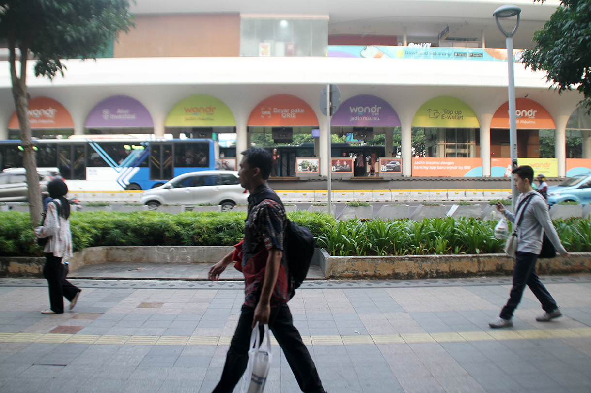 Sejumlah pekerja berjalan di kawasan Jalan Jenderal Sudirman. (BeritaNasional/Oke Atmaja).