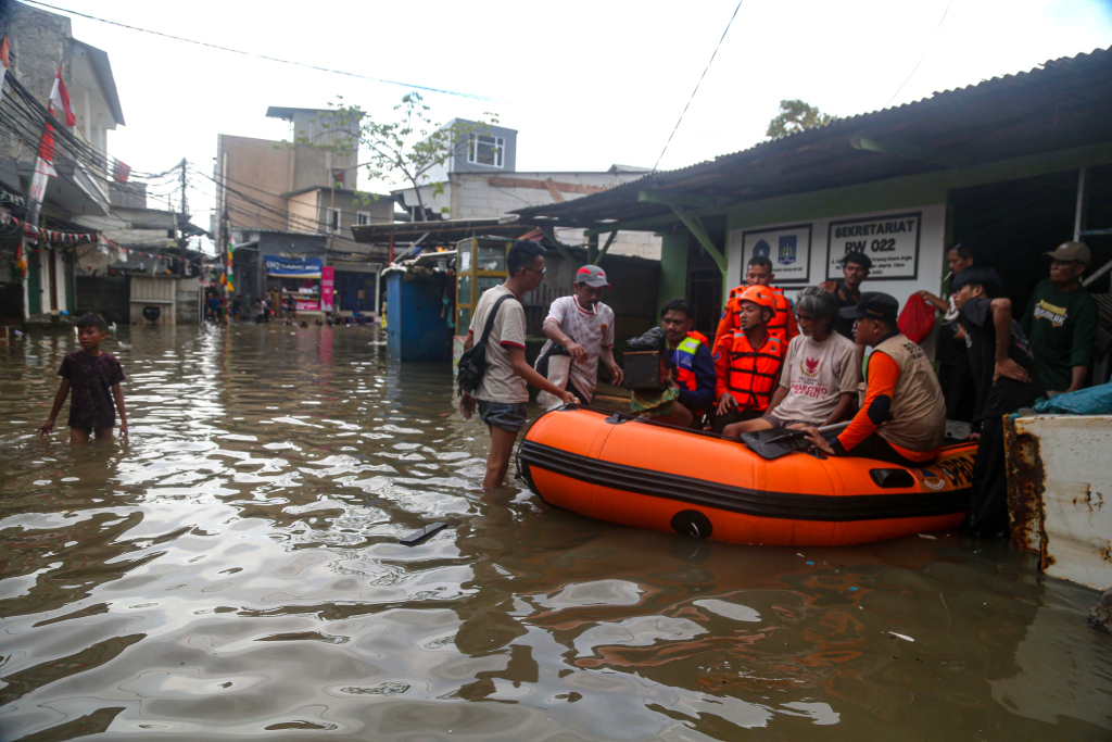 Sejumlah warga berjalan saat banjir rob di kawasan Muara Angke, Jakarta, Selasa (19/11/2024). (Berita Nasional/Oke Atmaja)