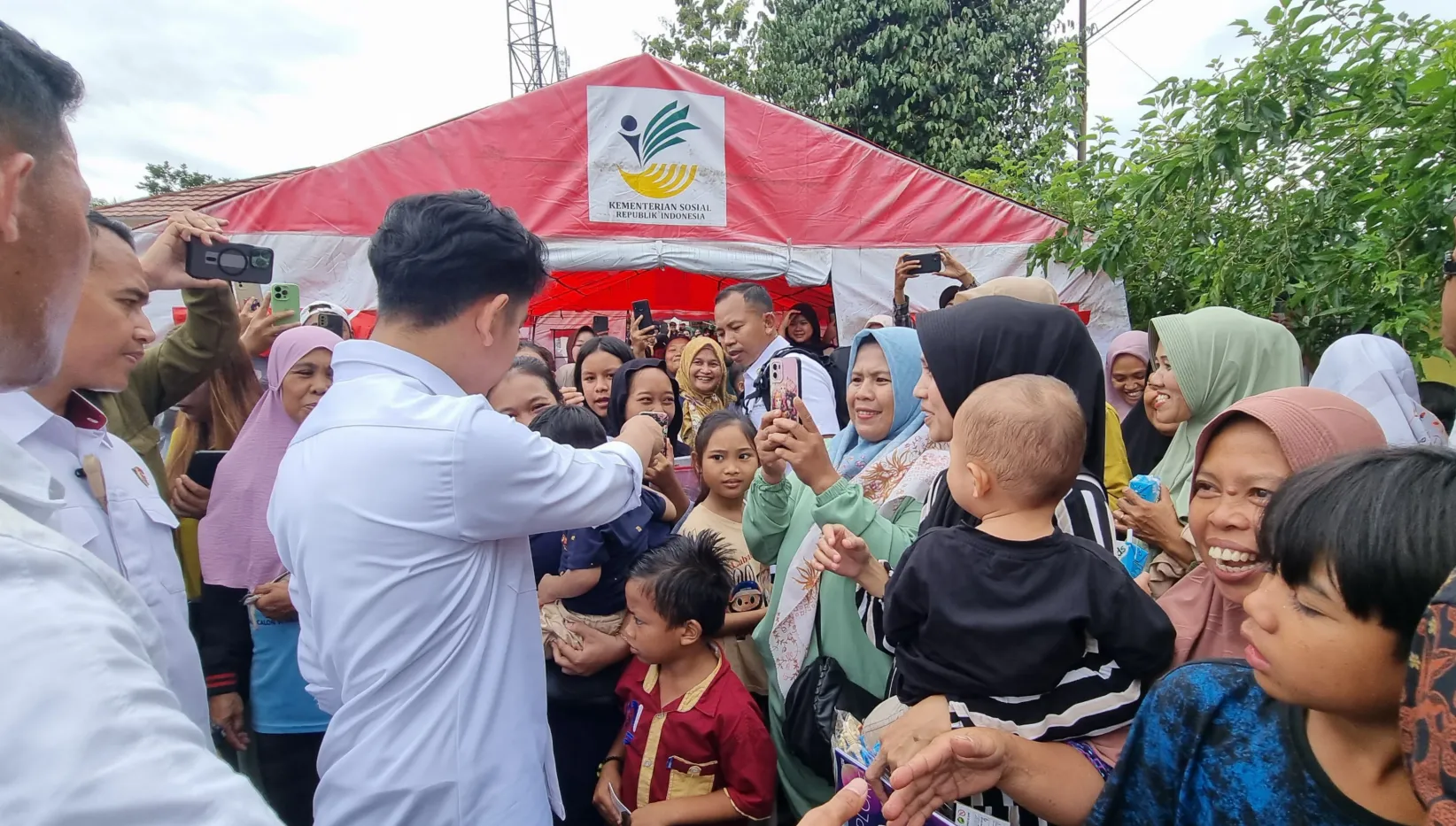 Wapres Gibran Sambangi Warga Lokasi Banjir di Sukabumi. (Foto/Setwapres).