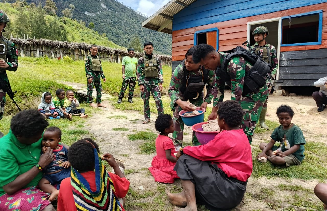 Satgas Yonif Raider 323/Buaya Putih Kostrad membagikan makan gratis kepada warga Papua Tengah. (BeritaNasional/Elvis Sendouw/HO Puspen TNI AD)