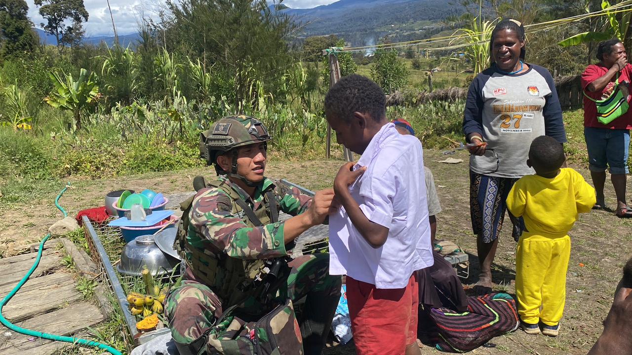 Satgas Yonif Raider 323/Buaya Putih Kostrad membagikan baju kepada warga  Kampung Jenggernok, Distrik Gome, Papua. (BeritaNasional/Elvis Sendouw/HO Puspen TNI AD)