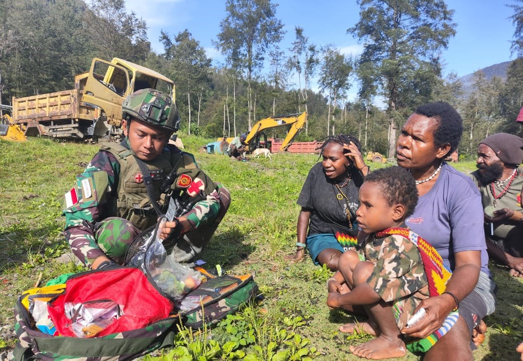 Warga Kampung Julukoma, Distrik Beoga, Papua menerima layanan kesehatan gratis yang diberikan oleh Satgas Yonif 323 Kostrad TNI AD. (BeritaNasional/Elvis Sendouw/HO Puspen TNI AD)