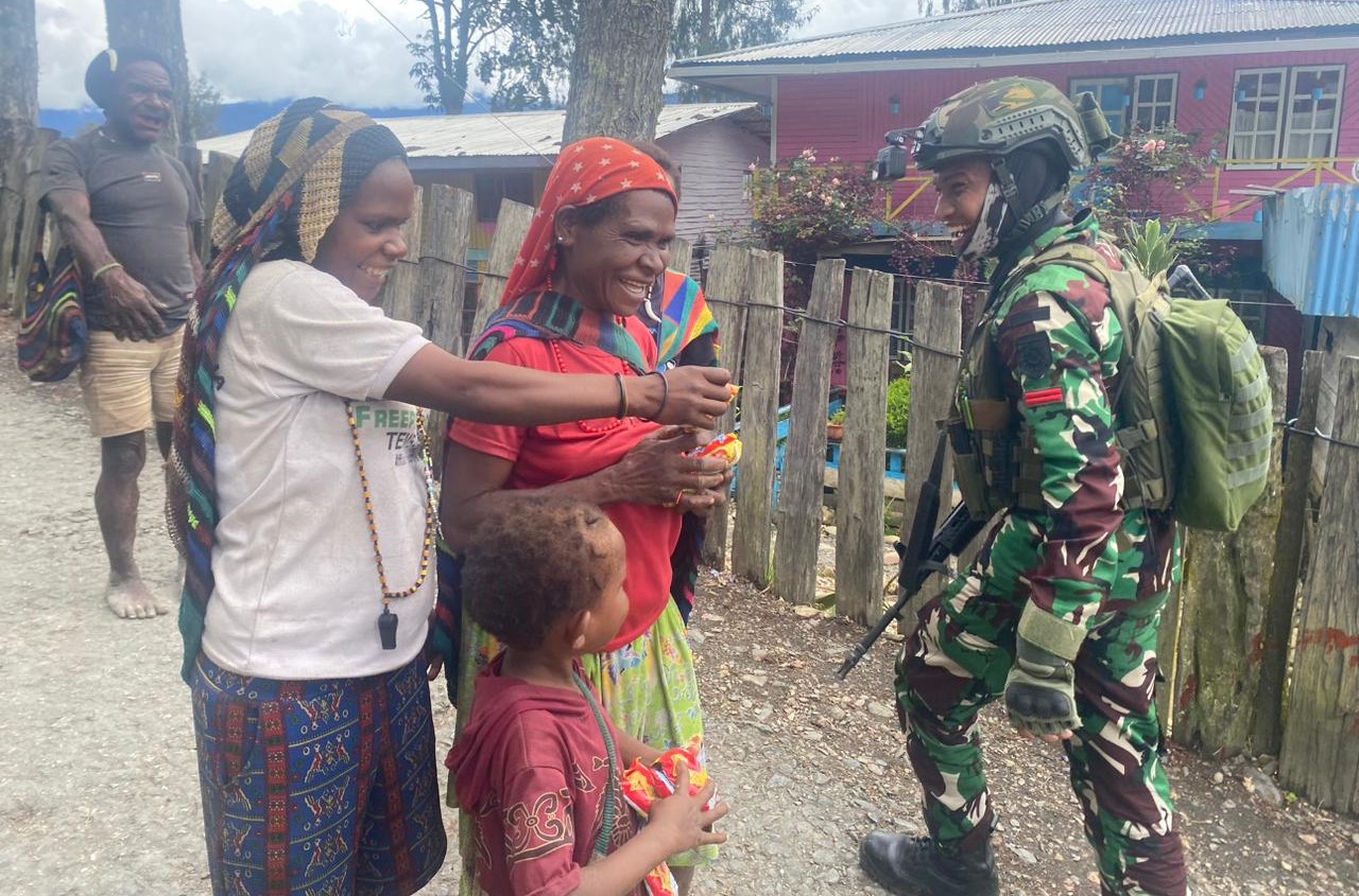 Tim Patroli Satgas Yonif 509 Kostrad berkomunikasi bersama warga saat tugas wilayah di Papua. (BeritaNasional/Elvis Sendouw/HO Puspen TNI AD)