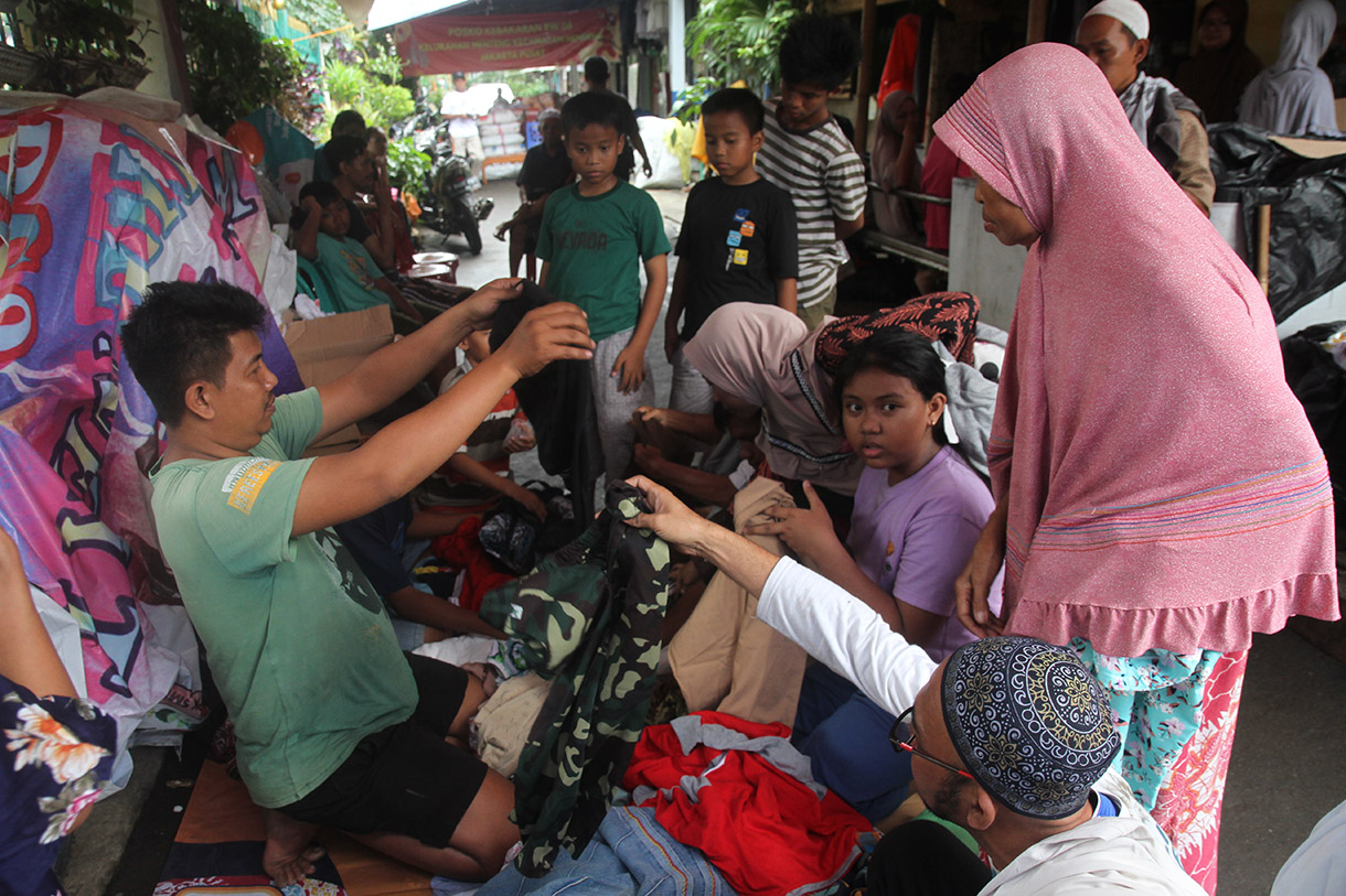 Warga terdampak kebakaran Menteng memilah sumbangan baju layak pakai di posko pengungsian Menteng, Jakarta, sabtu (21/12/2024). (BeritaNasional.com/Oke Atmaja)