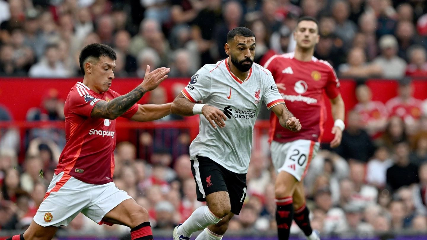 Bomber Liverpool Mohamed Salah berebut bola dengan pemain Manchester United di Premier League. (Foto/liverpoolfc.com