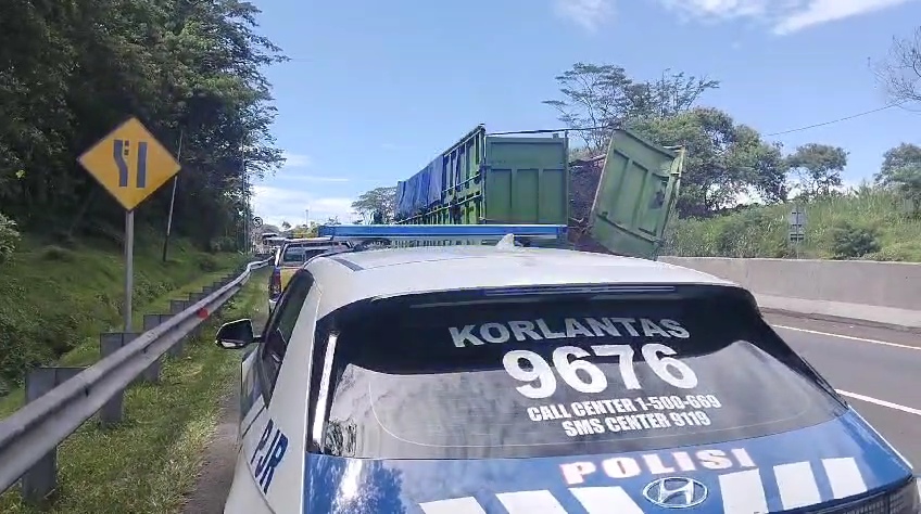 Kecelakaan Beruntun di Tol Cipularang KM 97. (Foto/Kainduk PJR Cipularang Korlantas Polri).