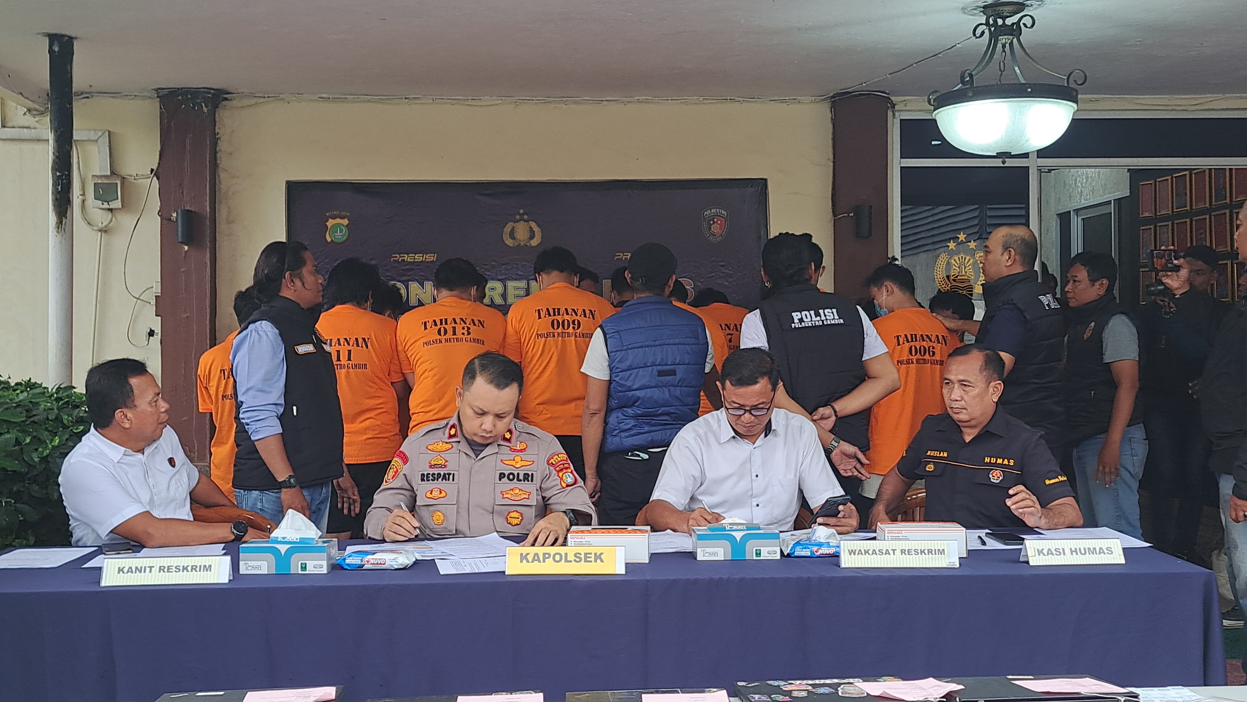 Kepolisian merilis kasus penipuan scam toko online beserta pelaku. (Foto/Istimewa)