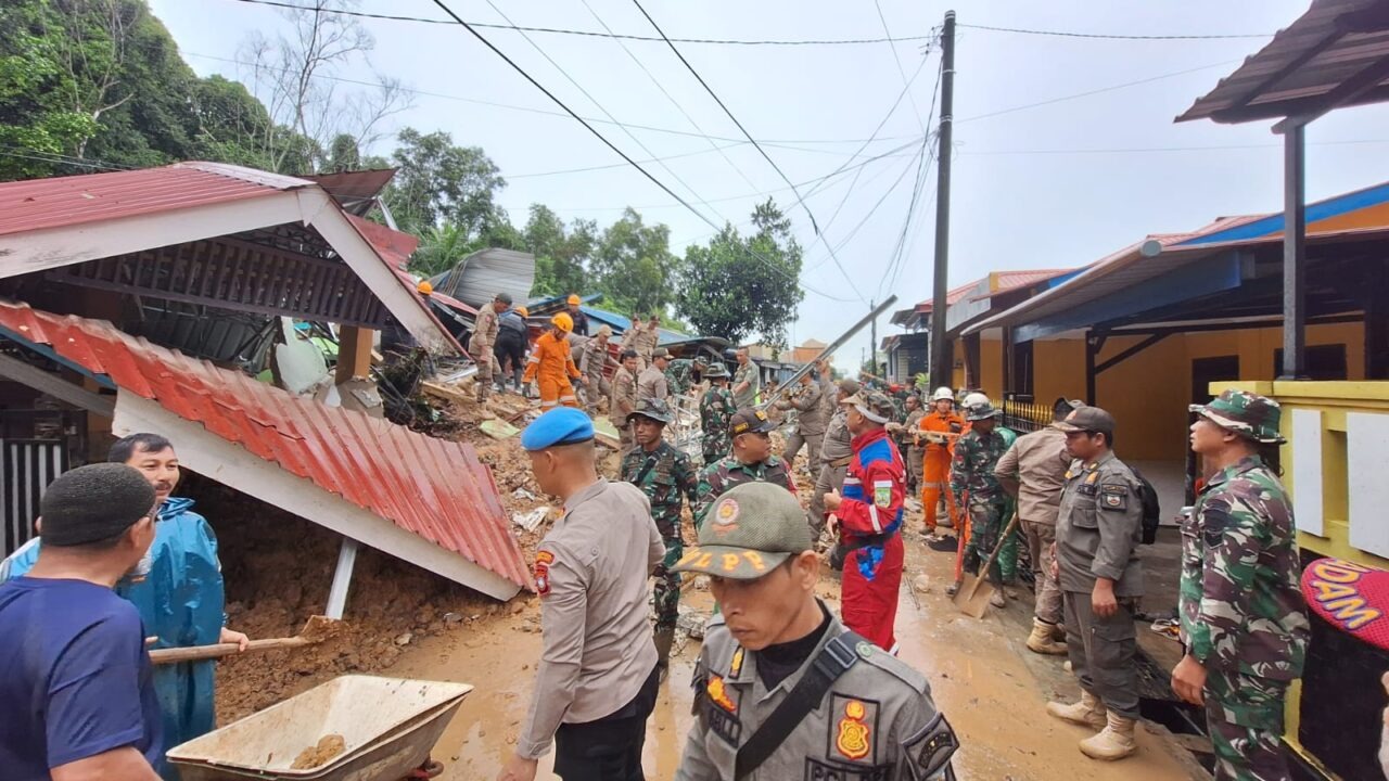 4 Warga Tertimbun Longsor di Kota Batam. (Foto/BNPB).