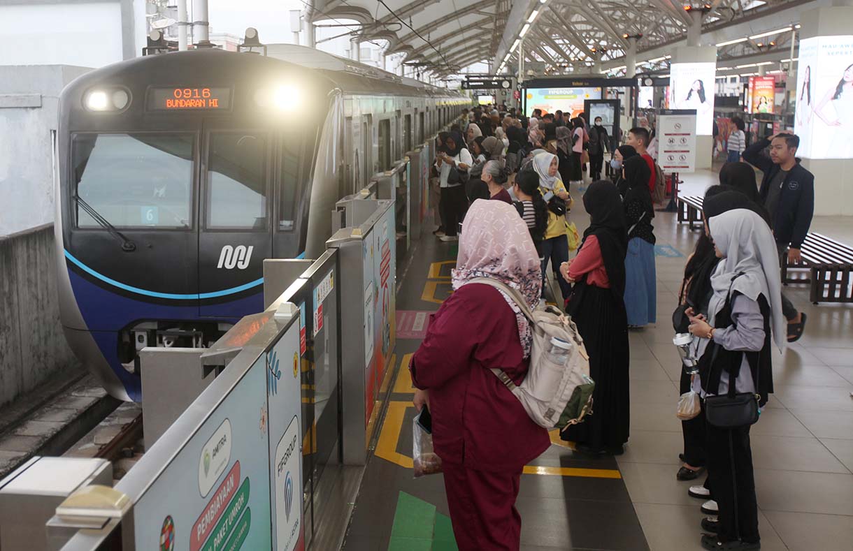 Sejumlah penumpang menunggu kereta moda raya terpadu (MRT) di Staiusn Blok M Jakarta, Rabu (15/1/2024).  (BeritaNasional.com/Oke Atmaja)