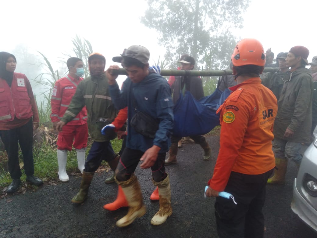 Evakuasi korban longsor Pekalongan. (Foto/BNPB).