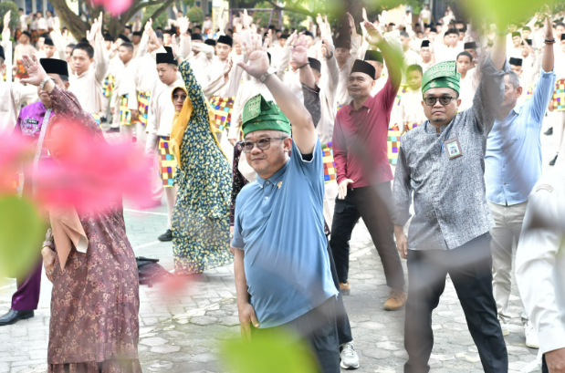 Mendikdasmen Abdul Mu'ti saat memperagakan salah satu kebiasaan anak Indonesia hebat, yaitu berolahraga. (Foto/Kemendikbud)