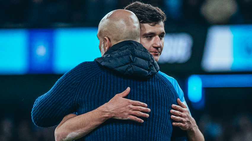 Momen Pep Guardiola menarik keluar Abdukodir Khusanov. (Foto/mancity.com)