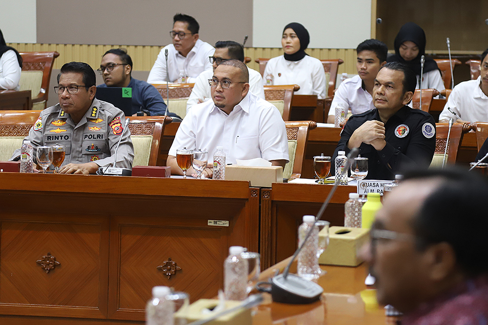 Anggota DPR RI dari dapil Sumatera Barat Andre Rosiade (tengah). (BeritaNasional/Elvis).