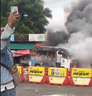 Momen armada Mikrotrans terbakar di Terminal Kalideres. (Foto/Instagram)