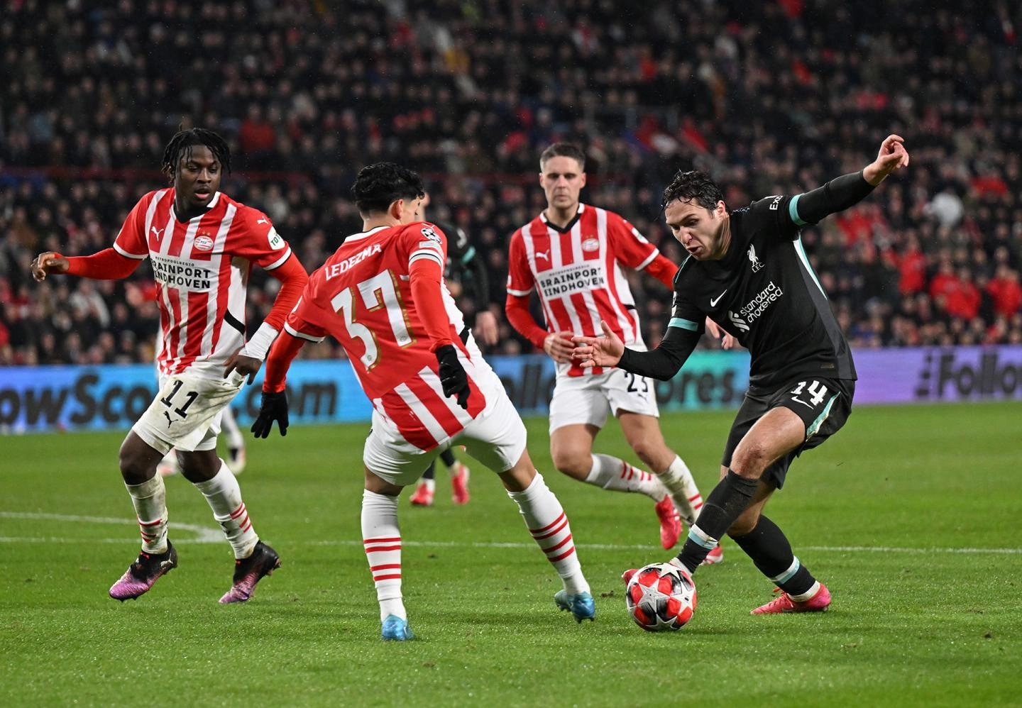 Federico Chiesa berusaha melewati pemain PSV Einhoven di Liga Champions. (Foto/Liverpool FC)