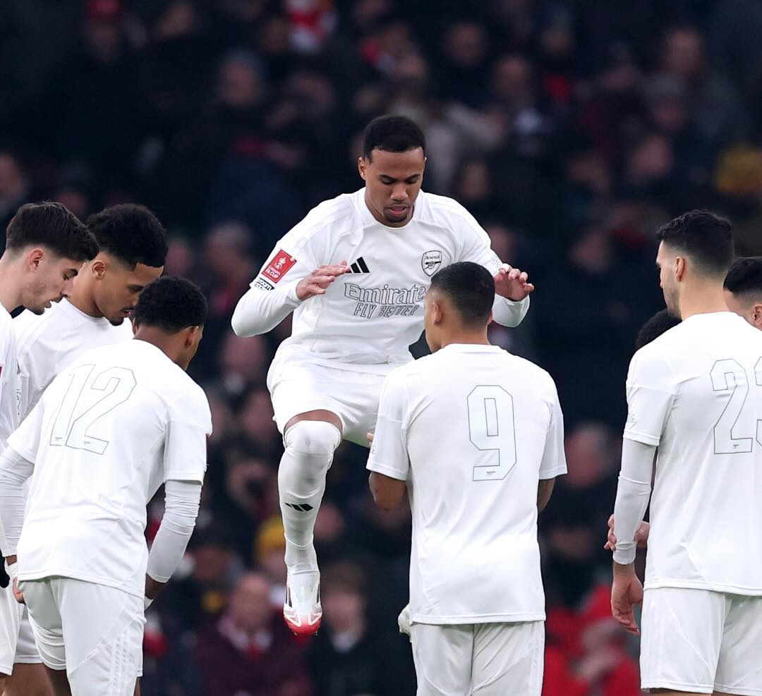 Pemain Arsenal sedang melakukan pemanasan jelang menghadapi Man United di Piala FA. (Foto/Instagram/Arsenal)