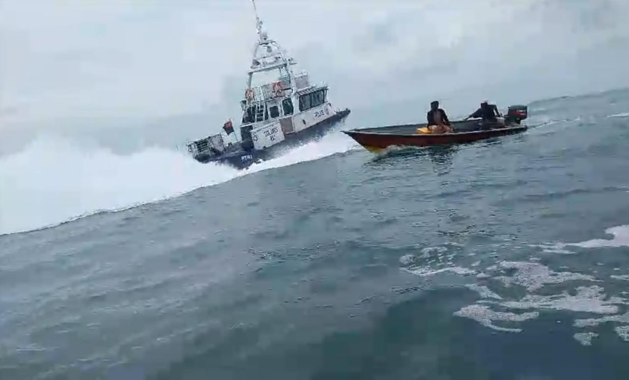 Pengusiran nelayan Indonesia oleh Singapore Police Coast Guard (SPCG) di perairan Pulau Nipah, Kepulauan Riau. (Foto/istimewa).