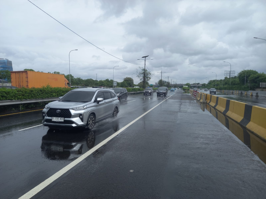 Suasana jalur Tol Sedyatmo yang erendam banjir. (Foto/Doc. Jasamarga)