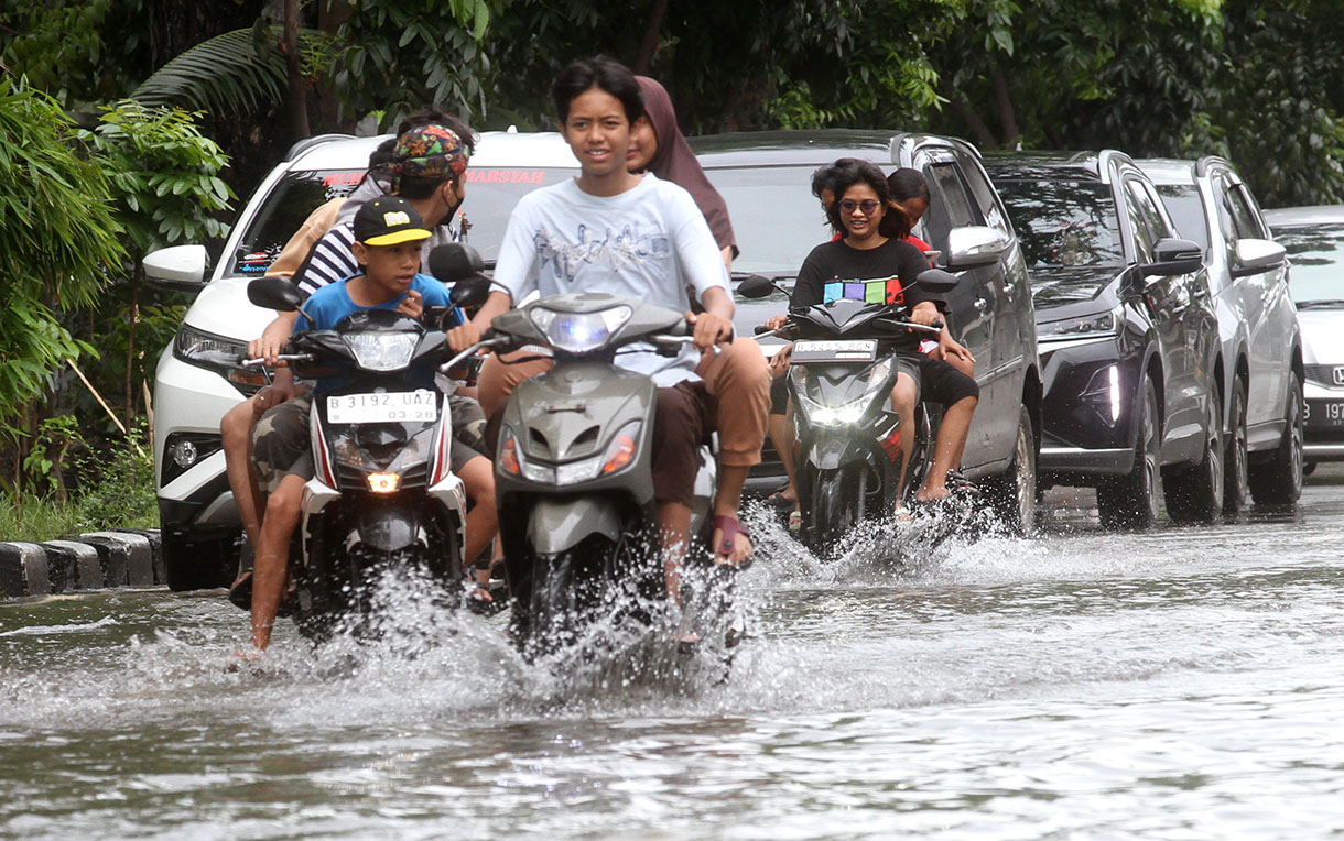 Sejumlah kendaraan menerobos banjir yang menggenangi kawasan Jalan Pangeran Tubagus Angke, Jakarta Barat, Rabu (29/1/2025).(BeritaNasional/Oke Atmaja)