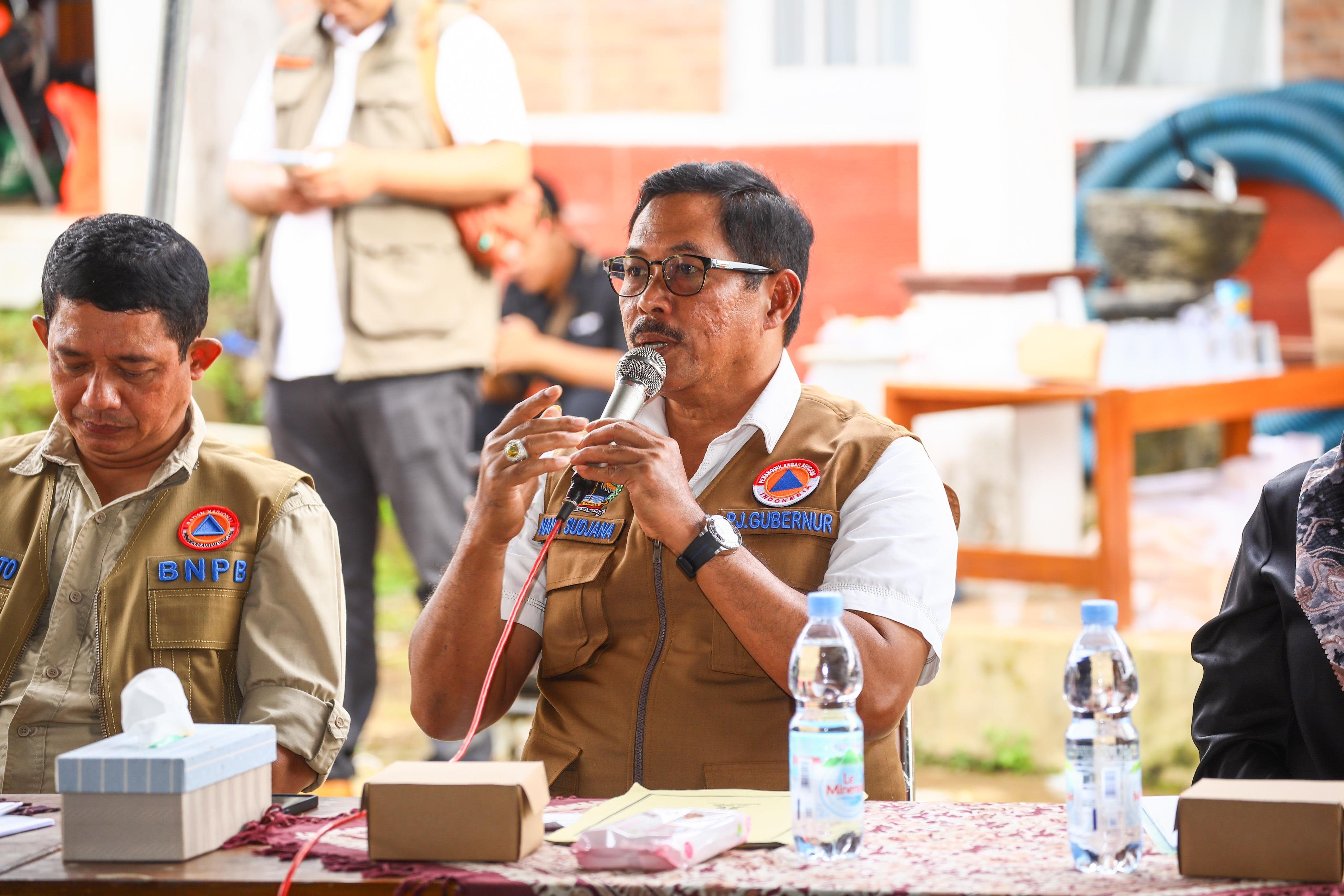 Pj Gubernur Jawa Tengah Nana Sudjana saat meninjau tahah longsor di Pekalongan. (Foto/Istimewa)