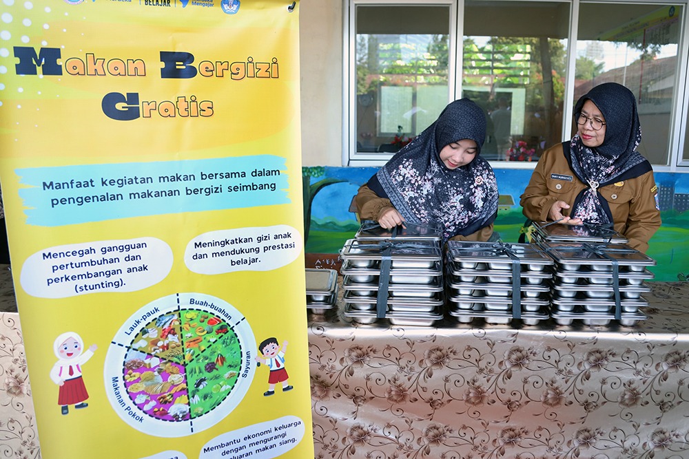 Guru menyiapkan paket makanan dalam program Makan Bergizi Gratis. (BeritaNasional/Elvis Sendouw)